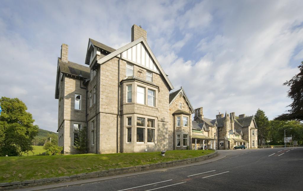 The Invercauld Arms Hotel Ballater Exterior foto