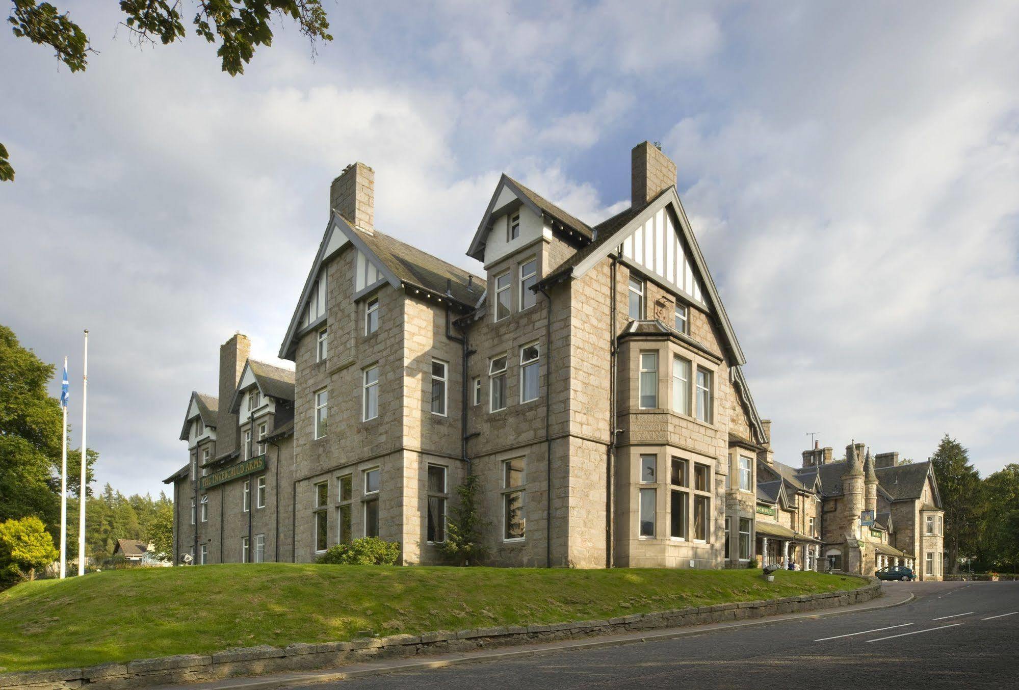 The Invercauld Arms Hotel Ballater Exterior foto